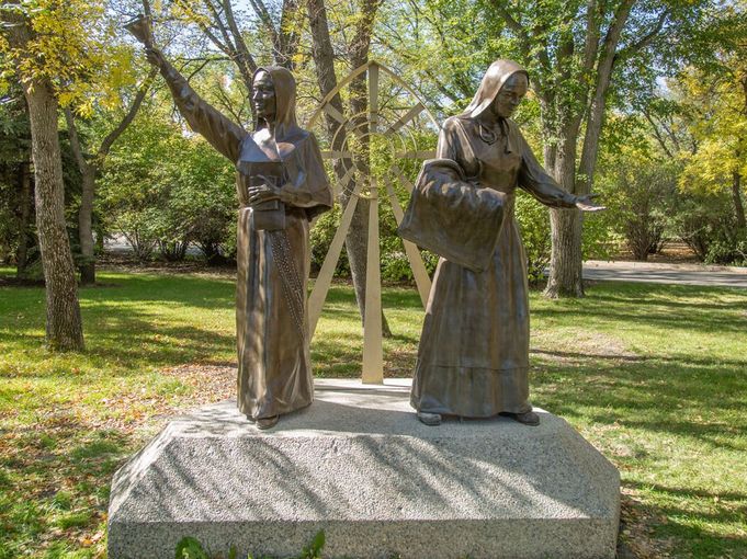 Sisters Statue-cropped